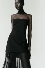 Vestido midi de escote recto con tirantes tipo fular, cuerpo entallado y falda plisada semitransparente. Cuenta con cierre lateral oculto.