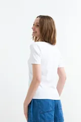 Remera blanca de manga corta confeccionada en tejido rib, con amplio cuello cuadrado y diseño ajustado.