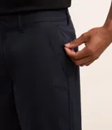 Bermuda recta azul marino confeccionada en sarga con tecnología que reduce las arrugas, seca rápido y ofrece mayor elasticidad.