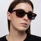 Lentes de sol con montura de diseño cuadrado en estampado carey y cristales polarizados en color negro.