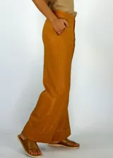 Pantalón plateado de corte recto, con bolsillos laterales y cintura alta.