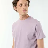 Remera de algodón color lila, de manga corta y cuello redondo.