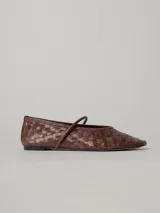 Chatitas de cuero marrón con diseño tejido y tira sobre el empeine.