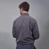 Camisa de vestir a rayas verticales color verde y blanco, de corte clásico y manga larga.