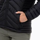 Campera puffer Merrell de color negro, con cierre frontal completo, cuello alto y diseño acolchado con costuras horizontales y diagonales. Cuenta con bolsillos laterales invisibles y logo de la marca estampado en el pecho.