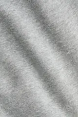 Pantalón de jogging de corte holgado y piernas amplias, confeccionado en felpa con interior cepillado. Presenta cintura elástica con cordón de ajuste y bolsillos laterales discretos.