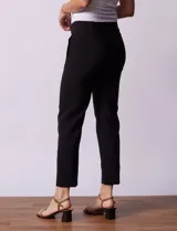 Pantalón de vestir corte recto, largo al tobillo, color blanco. Pretina con broche interno y cierre. Delantera con bolsillos.