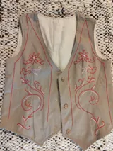 Chaleco beige reversible de acrocel de algodón, con bordado a mano de flores y tallos en tonos rojos y rosados, escote en V y cierre frontal de botones de madera.