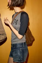 Shorts mini de denim azul oscuro con efecto lavado, tiro bajo, trabillas, cinco bolsillos (incluyendo bolsillos de plastrón en el delantero) y cierre frontal de cremallera y botones metálicos.