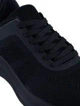 Championes deportivos Umbro modelo Luno Soft, color negro, con capellada de tejido técnico transpirable y suela de goma con diseño ergonómico.