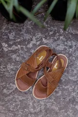 Sandalias de plataforma con suela track, confeccionadas en una combinación de cuero liso y cuero con textura croco. Presentan tiras anchas en el empeine y cierre con hebilla ajustable en el talón.