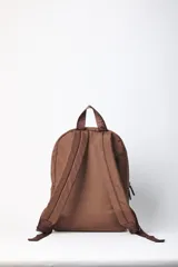 Mochila grande de nylon color marrón, con compartimento principal con cierre, bolsillo delantero con cierre y asas regulables.