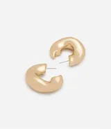 Aros tipo argolla gruesos, color dorado, con cierre de tornillo.