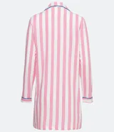 Camisón de franela de algodón con diseño de rayas verticales en blanco y rosado. Presenta cuello solapa, cierre frontal con botones y ribetes en contraste de color azul.