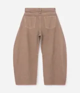 Pantalón masculino de corte barrel, confeccionado en sarga de algodón color beige. Presenta un diseño de piernas anchas con volumen en la cadera y leve entalle hacia el bajo, cintura con pasantes, cierre frontal con botón y bolsillos funcionales.