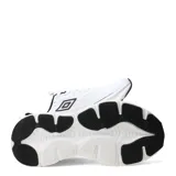 Championes deportivos Umbro modelo Dynamen para hombre, en color blanco con detalles en negro, confeccionados con malla transpirable y suela amortiguada.