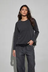 Remera de manga larga gris oscuro con efecto lavado, cuello redondo y detalle de encaje negro en el ruedo.
