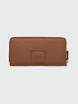 Billetera Marc Jacobs modelo The Continental, de diseño rectangular con cierre perimetral dorado. El interior cuenta con múltiples ranuras para tarjetas, compartimentos para billetes y un bolsillo central con cierre.