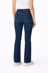 Pantalon jean de corte flare con tiro medio, diseño clásico de cinco bolsillos y cierre frontal con botón y cremallera.