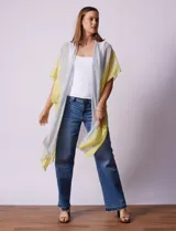 Kimono Barrington con estampado de rayas horizontales en tonos azul, rosa y dorado.