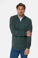 Buzo azul marino de algodón texturizado, con cuello alto y medio cierre con cremallera. Presenta un pequeño logo bordado en el pecho.