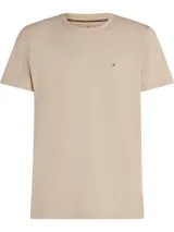 Remera de cuello redondo y manga corta, confeccionada en mezcla de algodón elástico. Presenta un diseño liso en color beige con el logo de la marca bordado en el pecho.