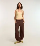 Pantalón de jogging marrón de algodón con forro de polar, corte amplio tipo barrel, cintura elástica con cordón de ajuste y bolsillos laterales.