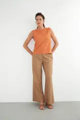 Blusa color lacre sin mangas con bordado en contraste blanco en cuello y sisas.