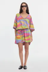 Túnica de tejido jacquard confeccionada en algodón, con diseño estampado multicolor, escote en V y mangas amplias de corte holgado.