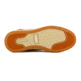 Championes casuales de hombre en cuero color beige, con sistema de cordones y cierre lateral decorativo. Presentan suela de goma en tono crema y costuras reforzadas.