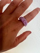 Anillo grueso de acrílico color lila con diseño marmoleado en blanco.