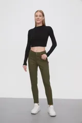 Pantalon de jean negro, corte skinny y tiro medio, con cierre frontal y bolsillos laterales.