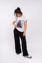 Remera negra de manga corta con estampado de Ariana Grande en blanco y negro con detalles en fucsia.