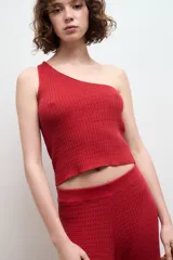 Top asimétrico color crema de tejido de punto calado.