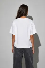Remera blanca de manga corta y cuello redondo, con estampa en el pecho con la palabra "chill" en color rojo.