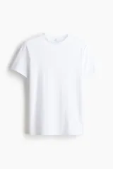 Remera blanca de punto liviano con cuello redondo ribeteado y bajo recto. Confeccionada con fibra COOLMAX® para transportar el sudor.