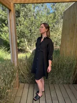 Vestido camisero color beige claro, de lino 100% natural, con botones de nácar, bolsillo delantero y mangas 3/4 con botón para recogerlas. Diseño asimétrico, más largo en la parte trasera.