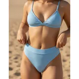 Bikini de dos piezas color celeste con textura acanalada. El top es de estilo triangular con diseño cruzado en el centro y breteles finos. La bombacha es de tiro alto con corte cavado.