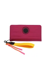 Billetera Trendy color fucsia con diseño acolchado horizontal y logo circular en el frente. Incluye correa de muñeca amarilla y cordones decorativos rosa y naranja.