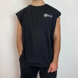 Musculosa blanca de corte oversize con estampado circular en el pecho que incluye caracteres asiáticos.