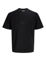 Remera negra de manga corta con cuello redondo y calce relajado, confeccionada en tejido de punto interlock con sutil estampado frontal.
