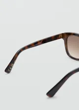 Lentes de sol con armazón cuadrado de carey en tonos marrones y cristales degradados.
