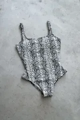 Traje de baño enterizo con estampado de piel de serpiente en blanco y negro, escote recto, tiras anchas, espalda cuadrada y almohadillas desmontables.