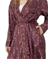 Bata larga de pijama color borgoña con estampado de flores y rayas verticales. Tiene bolsillos laterales, frente abierto y lazo desmontable en la cintura.