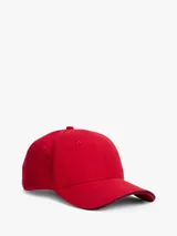 Gorra de béisbol roja de franela de puro algodón con diseño de seis paneles, botón en la parte superior, ojales de ventilación y hebilla de ajuste metálica en la parte trasera.