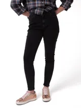 Jeans skinny negros de tiro medio, confeccionados en denim elastizado, con diseño clásico de cinco bolsillos y cierre frontal con cremallera.