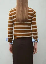 Cardigan marrón de punto con rayas horizontales blancas, cuello mao y cierre frontal de botones.
