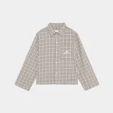 Camisa de manga larga con corte boxy fit, confeccionada en tela a cuadros en tonos beige y marrón. Presenta cuello clásico, cierre frontal con botones y un bolsillo en el pecho con el logo de la marca bordado.