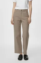 Pantalón de tiro extra alto, corte wide leg, color marrón topo (walnut). Presenta cierre frontal de botones y bolsillos laterales.