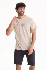 Remera regular fit de manga corta color beige, con cuello redondo y estampado frontal con el número 1969.